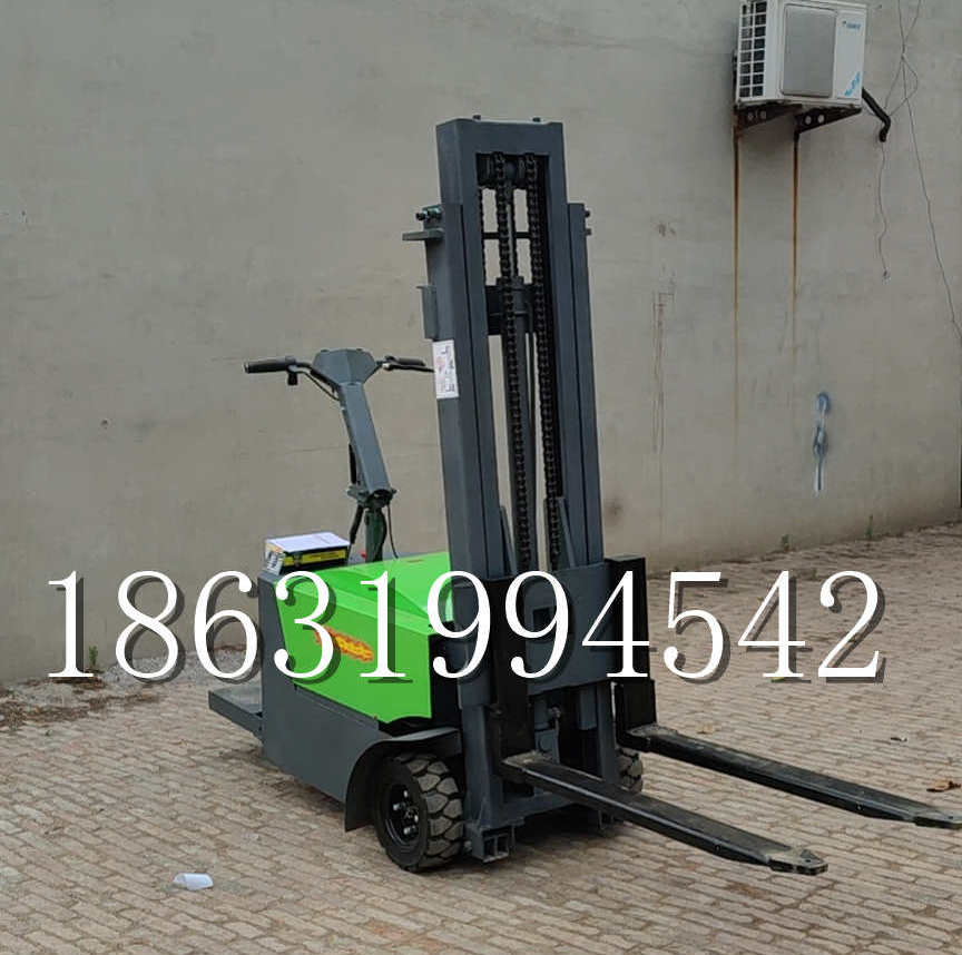 桦甸市优程全电动叉车插腿式堆高车液压装卸车1.5吨升高小型站驾式铲车